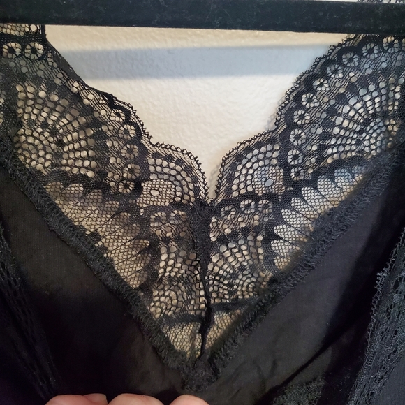 ✨️2/$30 NWT V-Neck Lace Top - Picture 3 of 4